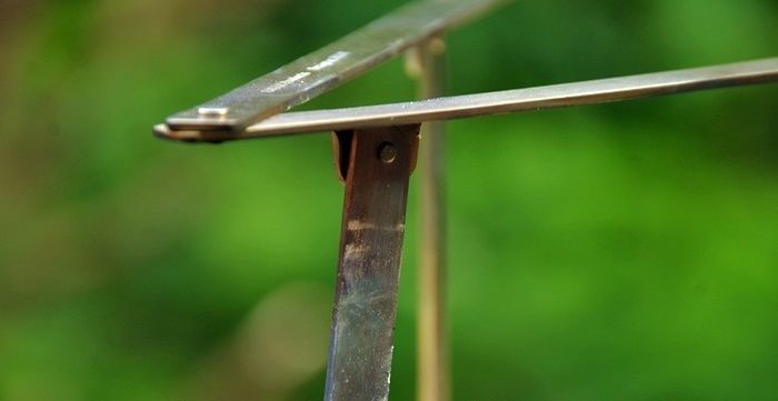 五徳に潤滑油を塗布している様子