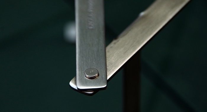 五徳の広げ方の説明をしている様子