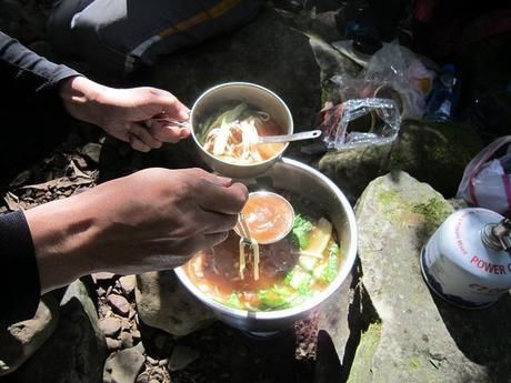 鍋を器に注いでいる人