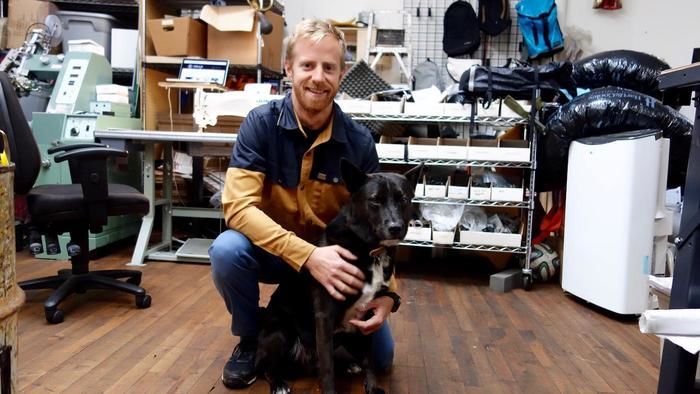 ブランドを立ち上げたルーク・マザーズとその犬の写真