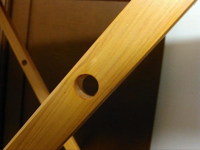 棚受けの丸棒を通す穴作成の様子