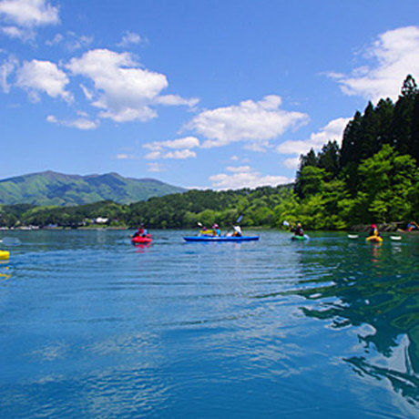 田沢湖キャンプ場の湖でカヌーをしている人たち