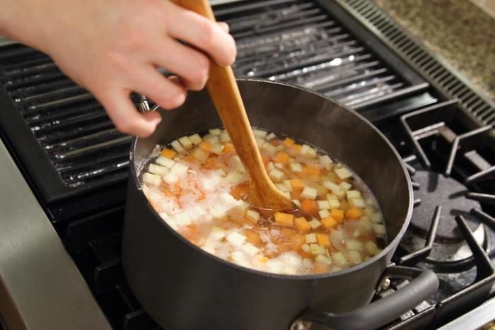鍋でスープを作っている様子