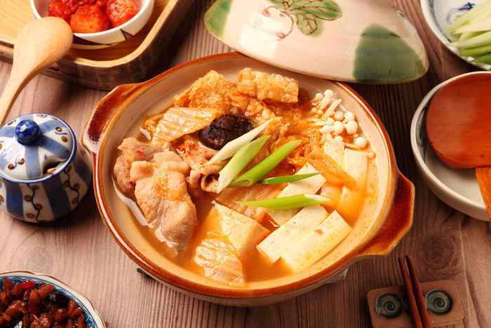 様々な食材の入ったキムチ鍋
