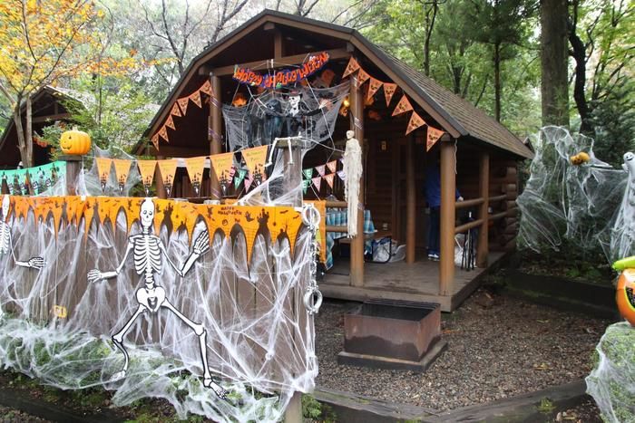 ハロウィンの飾り付けがされたテントサイトや周りの木々