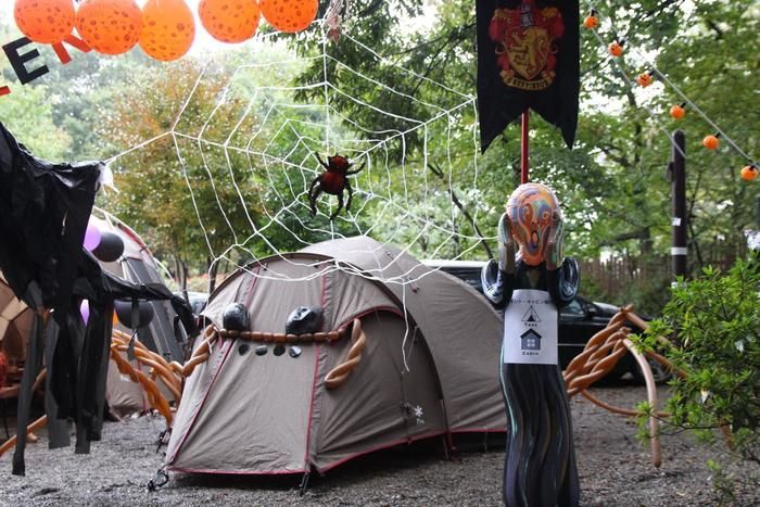 ハロウィン仕様のモニュメントとテント