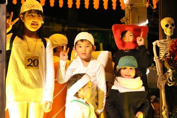 様々な仮装をした子供達