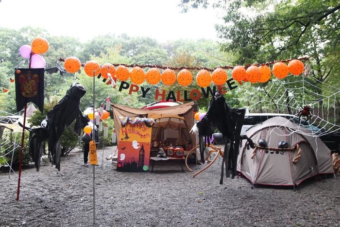 ハロウィンの飾り付けがされたテント