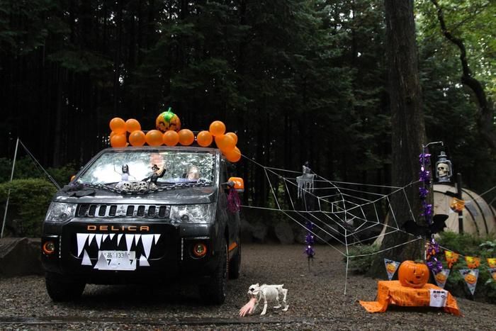 ハロウィンの飾り付けをした車