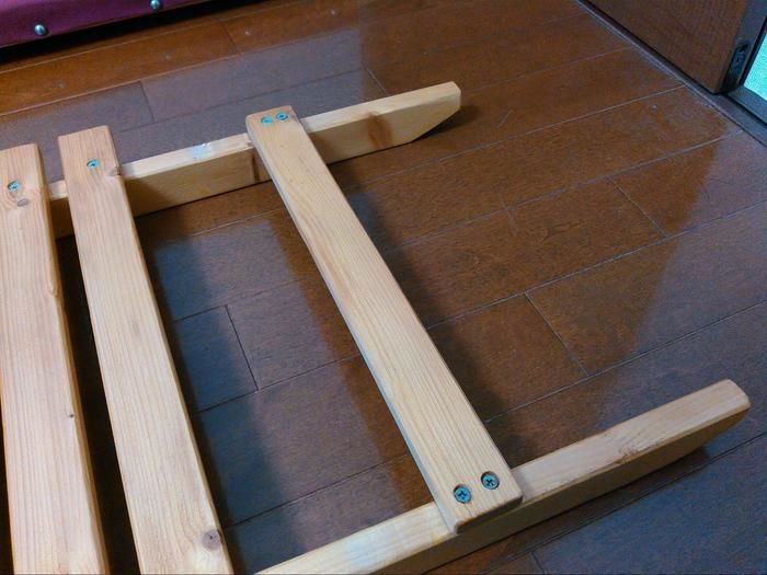 座面骨を固定している様子