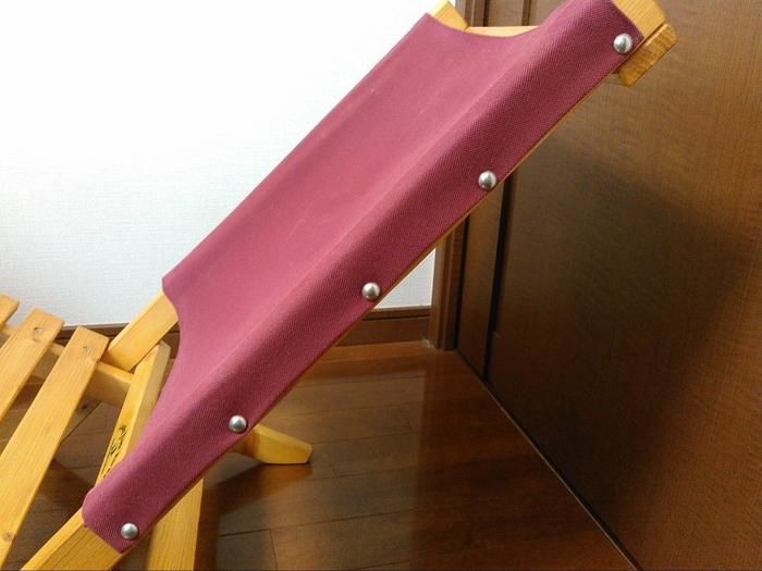 背もたれになる帆布を鋲で固定した写真