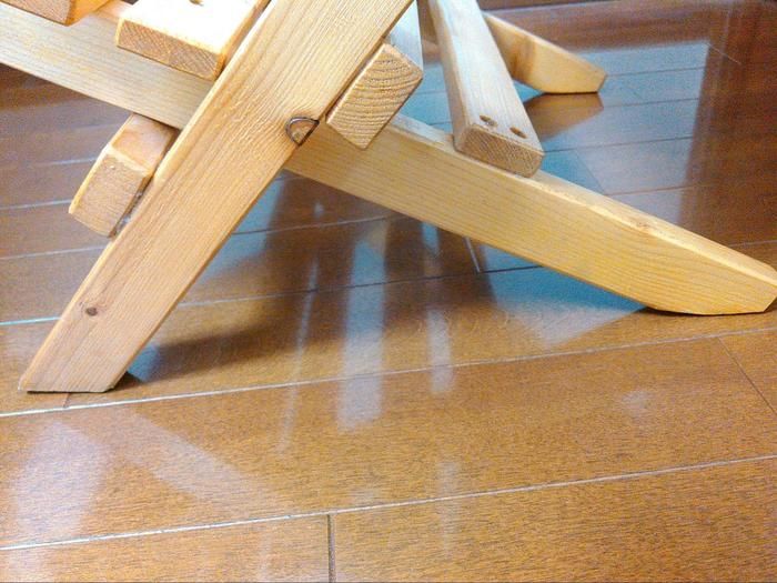 地面の角度に合わせて設置部分をカットした足の様子