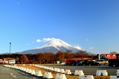 富士山を背景にした駐車場