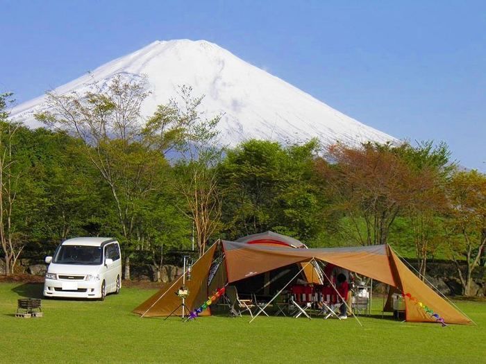 富士山を背にしたやまぼうしキャンプ場でのキャンプの様子