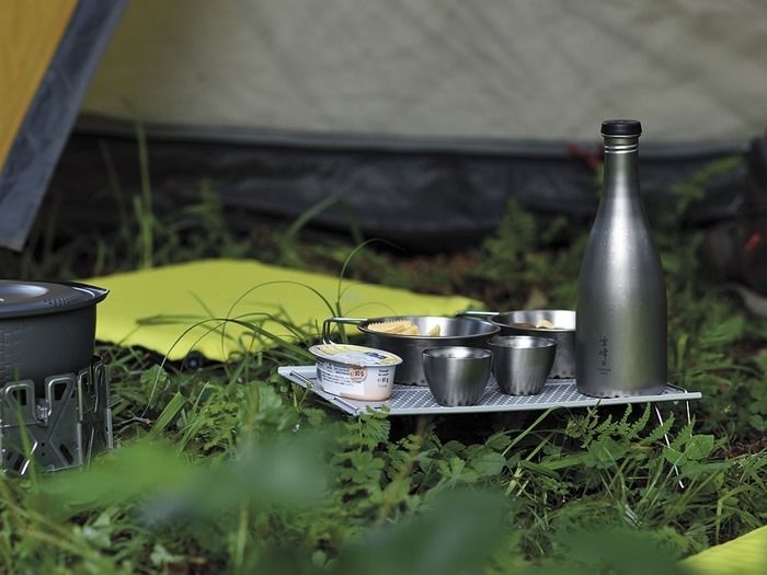 小さなソロ用の机と食器