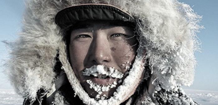 ポールワーズを着た顔に雪が付いている男性