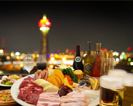 お酒と綺麗に盛り付けられた食材