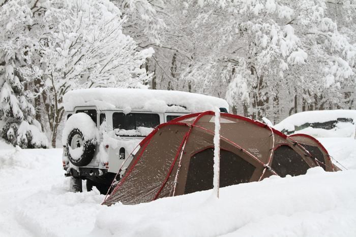 雪の中に埋もれるテントと横に止まっている車
