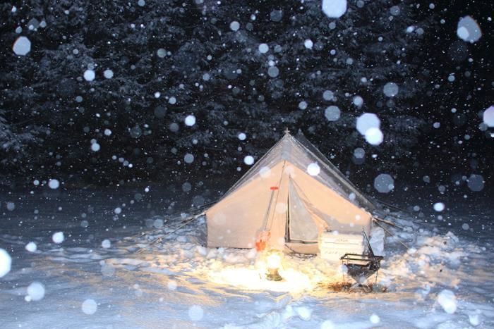 雪が降る中の雪上キャンプの様子