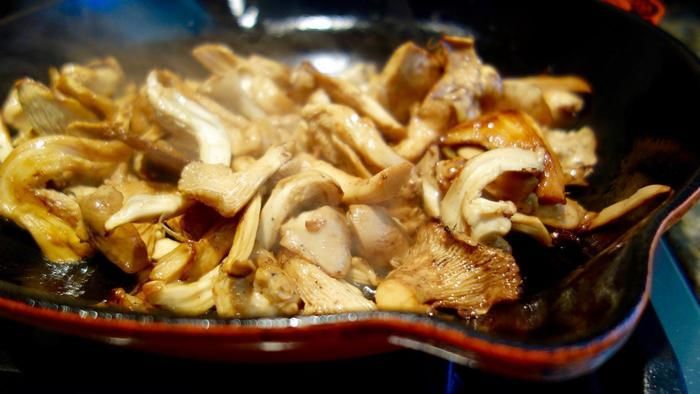 調理され皿に盛り付けられたキノコ