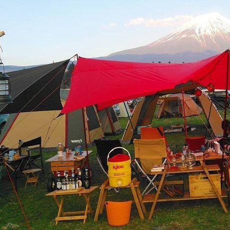 キャンプ場で使われているカスタマイズラック