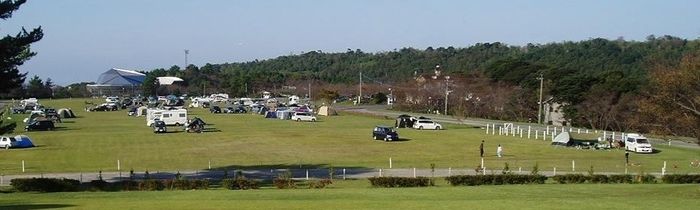 霧島高原国民休養地の広い高原でのキャンプの様子