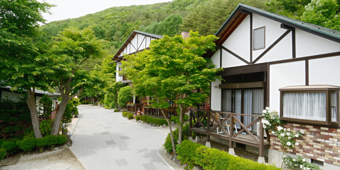 森の中に並ぶ河口湖カントリーコテージBanのコテージ