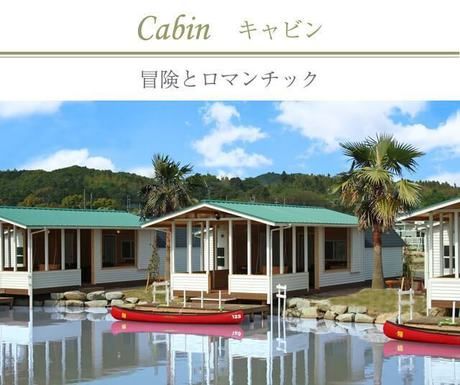 ボートが止まっているレイクサイドに設置されたコテージ