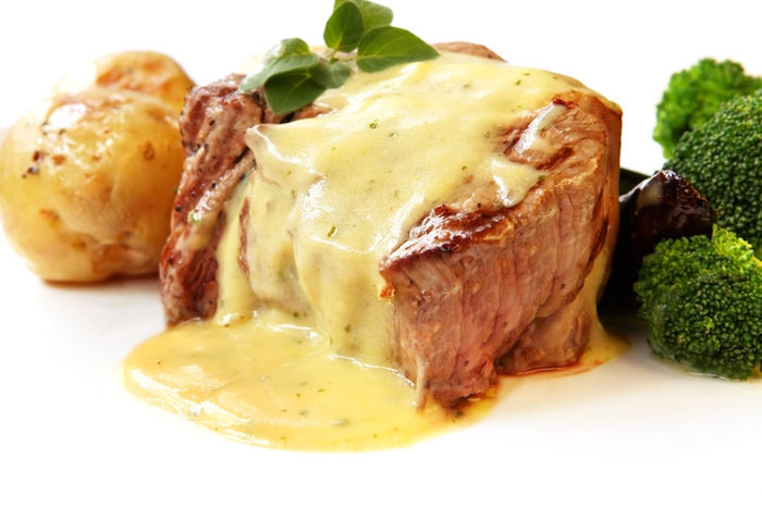 ベアルネーズソースをかけたフレンチのお肉料理