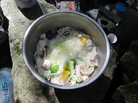 コッヘルに入った暖かそうな麺料理