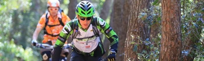 ドイターのリュックを背負い自転車をこぐ人の正面から見た様子