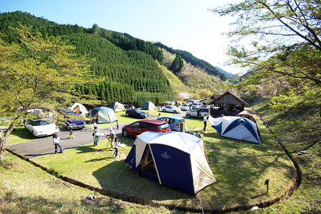 みつえ青少年旅行村川遊び場でテントを張りキャンプをする様子