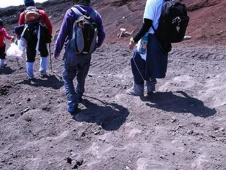 砂利道を下山する様子