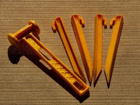 プラスチックのペグとハンマー
