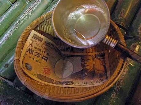 銭洗弁天で一万円札を洗う様子