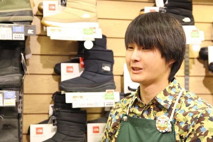 地下1階シューズフロアー担当の佐藤さん