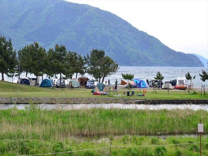 マキノサニービーチ知内浜オートキャンプ場に張られたたくさんのテント