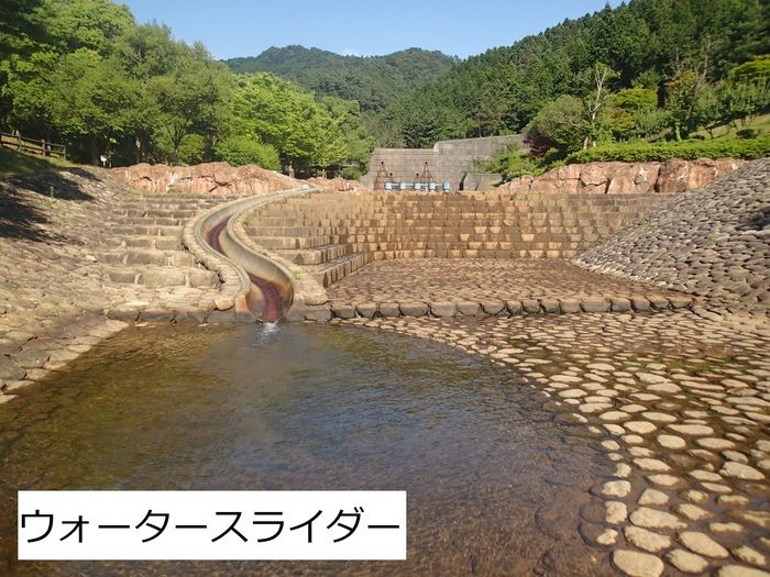 高間みずべ公園のウォータースライダー