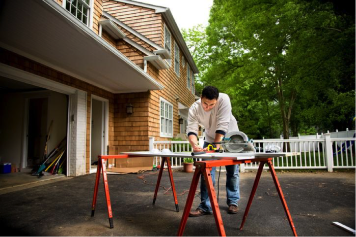 テーブルを製作している様子