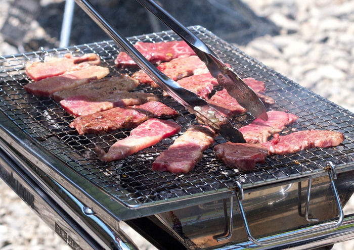 並べられた肉を焼く様子