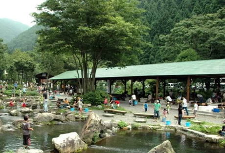 朽木渓流魚センターで釣りを楽しむ人たち