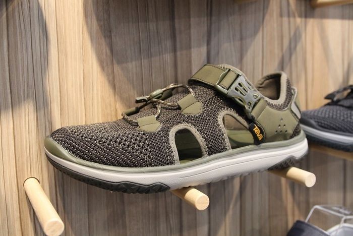 スニーカータイプのテラフロートトラベルニット