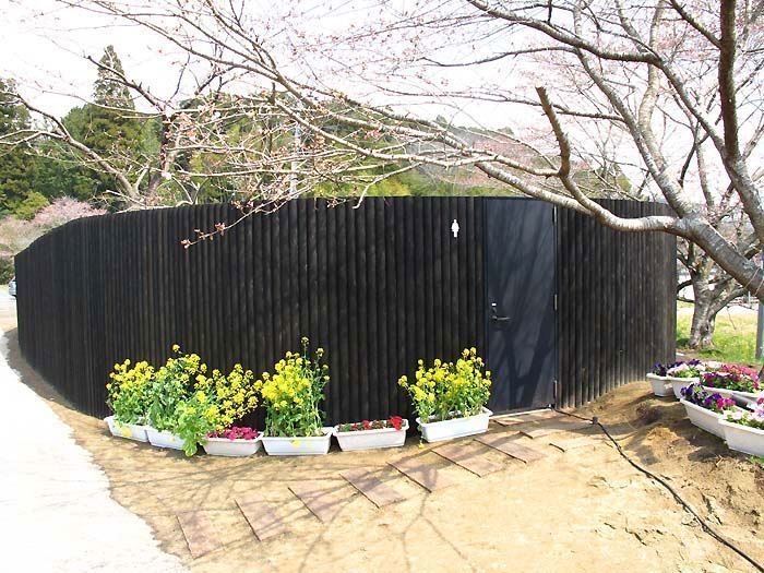 飯給駅前のトイレの壁