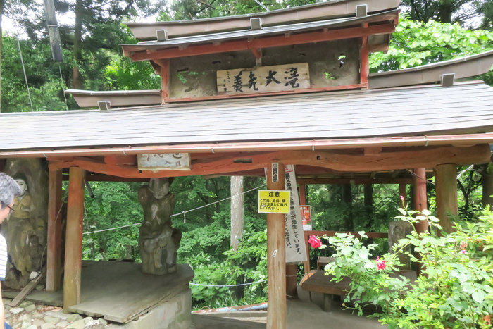 滝巡りコースのスタートの門