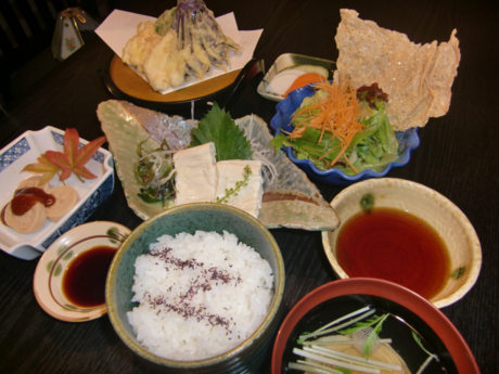 山菜が豊富に味わえる料理