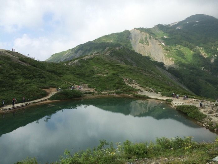霧が晴れ大きな池が広がる風景