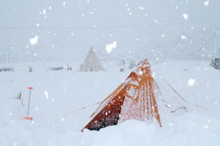 大雪に半分埋もれたテント