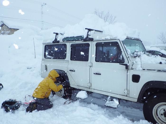 雪の降る中のタイヤ交換