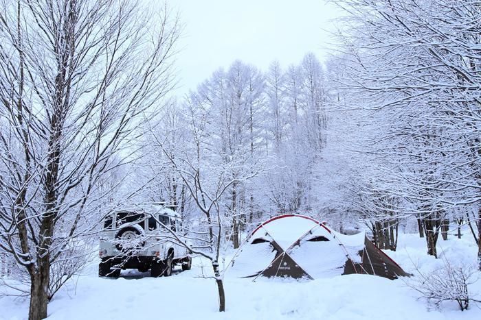 雪の中に張られたテント