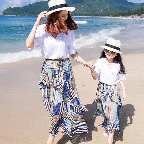 白シャツと海らしいスカート、麦わら帽子の親子ペルック
